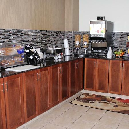 Foxwood Inn And Suites Fox Creek Экстерьер фото