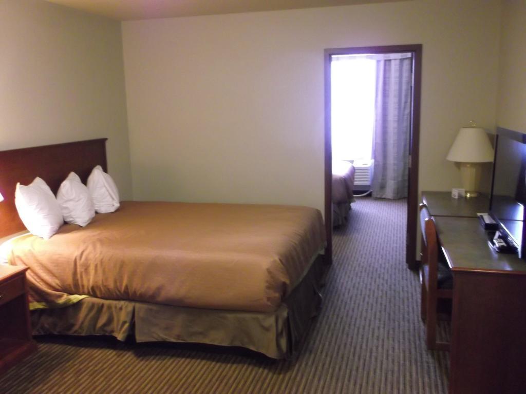Foxwood Inn And Suites Fox Creek Номер фото