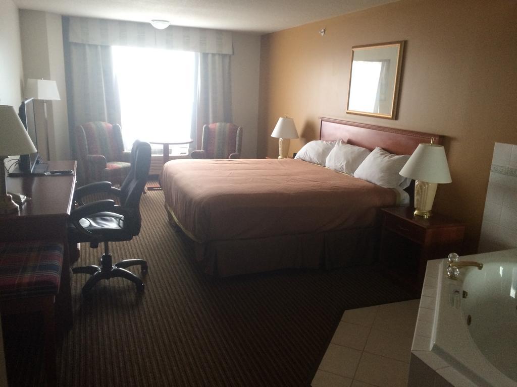 Foxwood Inn And Suites Fox Creek Номер фото